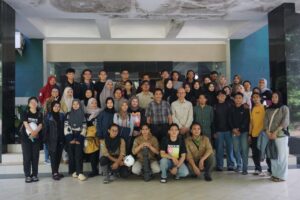 Pelepasan-Mahasiswa-Prodi-Konservasi-Hutan-Unhas-Melaksanakan-Praktek-Umum-Dekan-Manfaatkan-Kesempatan-Belajar-di-Lapangan-300x200