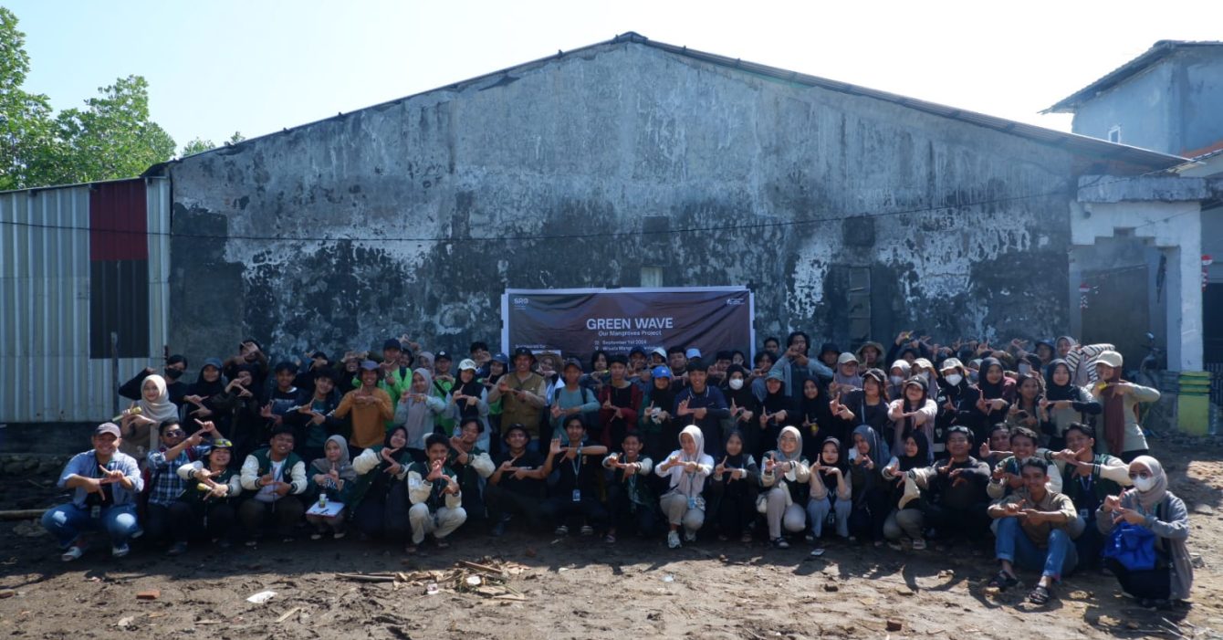 Komunitas Society of Renewable Energy (SRE) Universitas Hasanuddin (Unhas) menginisiasi kegiatan penanaman mangrove bertajuk “Green Wave: Our Mangroves Project” di Desa Lantebung, Makassar, Minggu (1/9). Kegiatan ini merupakan upaya meningkatkan ketahanan wilayah pesisir terhadap dampak perubahan iklim sekaligus mengajak generasi muda peduli lingkungan. Salah satu peserta, Syafiuddin, menyampaikan bahwa kegiatan ini memberikan dampak positif terhadap keberlanjutan lingkungan. “Menanam mangrove juga merupakan kontribusi nyata terhadap lingkungan dan masyarakat,” ujarnya. Menurutnya, kegiatan ini menyenangkan karena dapat dilakukan bersama teman-teman yang memiliki kepedulian tinggi terhadap lingkungan. “Ini bukan pertama kalinya bagi saya. Walau ada tantangan seperti lumpur yang menutupi hampir setengah badan sehingga sulit bergerak, kegiatan ini tetap seru,” ungkapnya. Sehari sebelumnya, peserta terlebih dahulu mengikuti pembekalan materi melalui Green Wave Talk yang digelar secara daring melalui Zoom Meeting. Pembekalan ini bertujuan memberikan pemahaman konteks kegiatan sebelum peserta turun langsung menanam mangrove. Syafiuddin, mahasiswa Fakultas Ilmu Sosial dan Ilmu Politik (FISIP) Unhas, berharap program serupa dapat terus digelar untuk memberikan kontribusi nyata bagi masyarakat dan lingkungan.