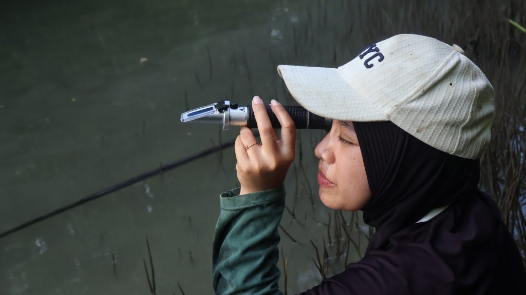 Mahasiswa Unhas Terlibat dalam Program Rehabilitasi Mangrove dan Ketahanan Pangan Pesisir bersama Blue Forests 5