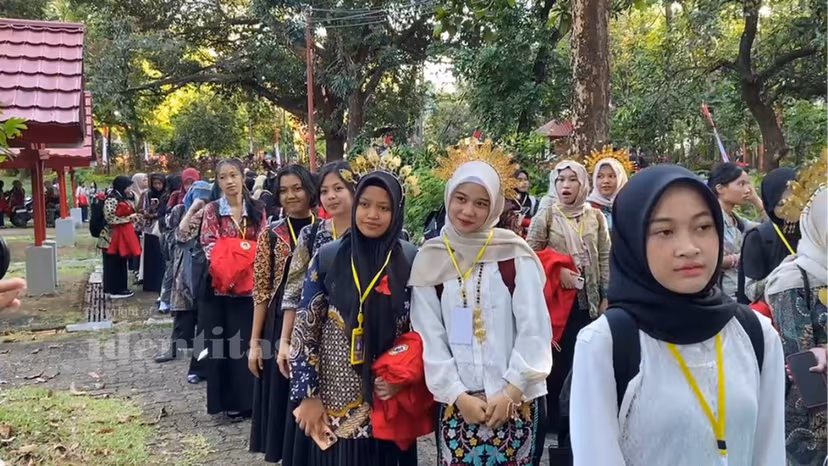 PKKMB FIB Unhas 2025 Hadirkan Parade Atribut Kebudayaan PKKMB FIB Unhas 2025 Hadirkan Parade Atribut Kebudayaan