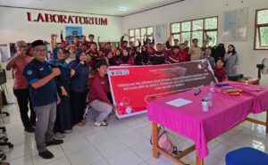 Unhas Gelar Pelatihan Identifikasi Mineral dan Batuan bagi Siswa SMKN 5 Barru
