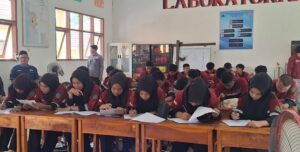 Unhas Gelar Pelatihan Identifikasi Mineral dan Batuan bagi Siswa SMKN 5 Barru