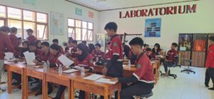 Unhas Gelar Pelatihan Identifikasi Mineral dan Batuan bagi Siswa SMKN 5 Barru
