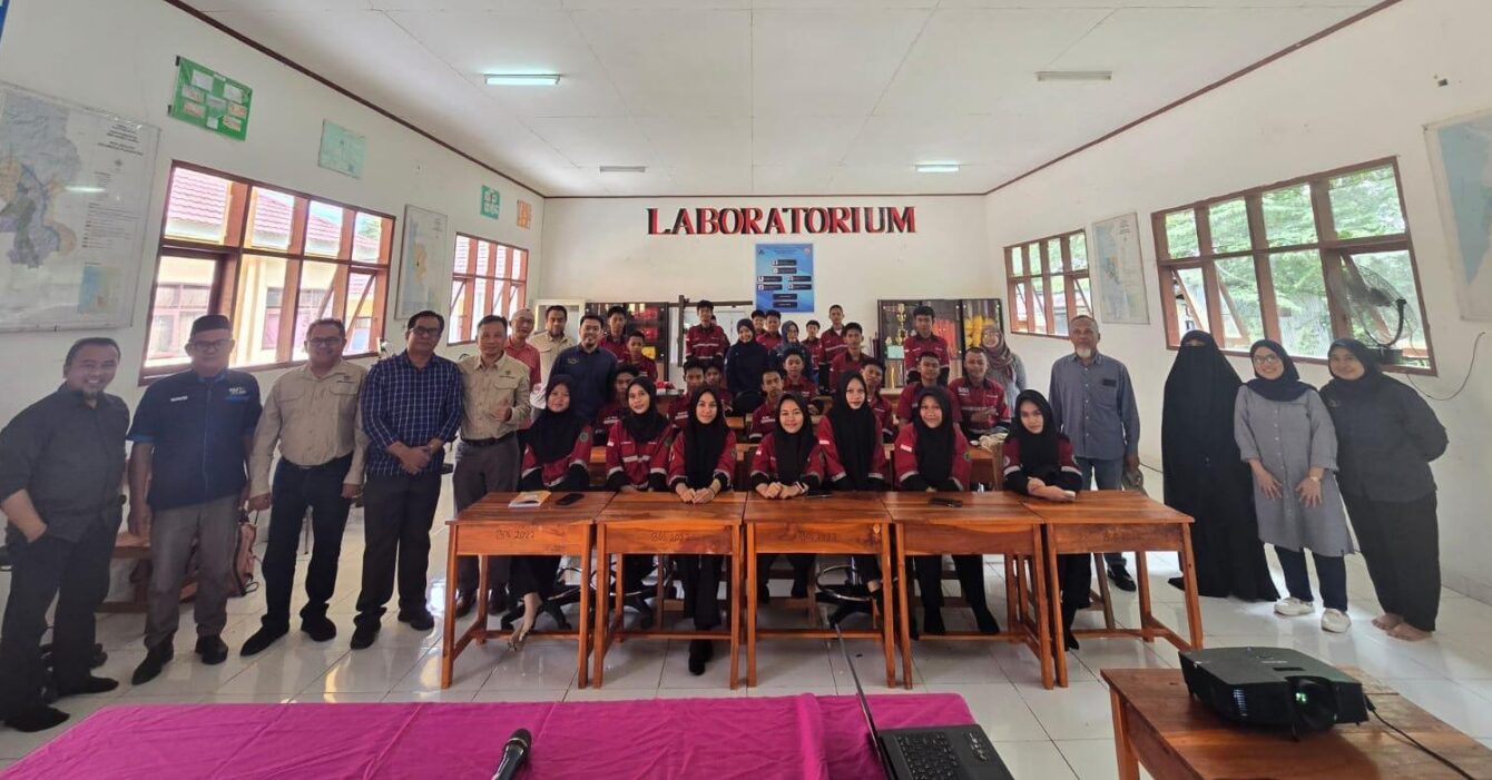 Unhas Gelar Pelatihan Identifikasi Mineral dan Batuan bagi Siswa SMKN 5 Barru