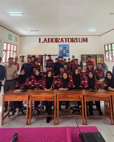 Unhas Gelar Pelatihan Identifikasi Mineral dan Batuan bagi Siswa SMKN 5 Barru Unhas Gelar Pelatihan Identifikasi Mineral dan Batuan bagi Siswa SMKN 5 Barru